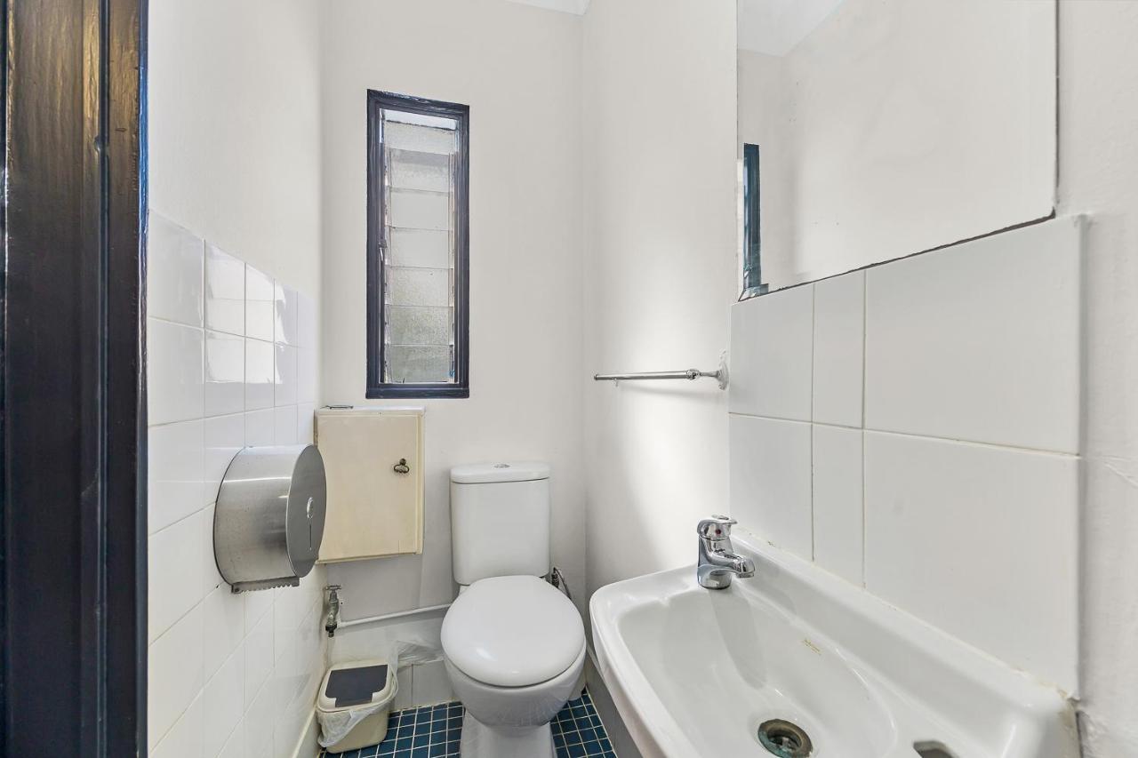 London Plane Backpackers Ostello