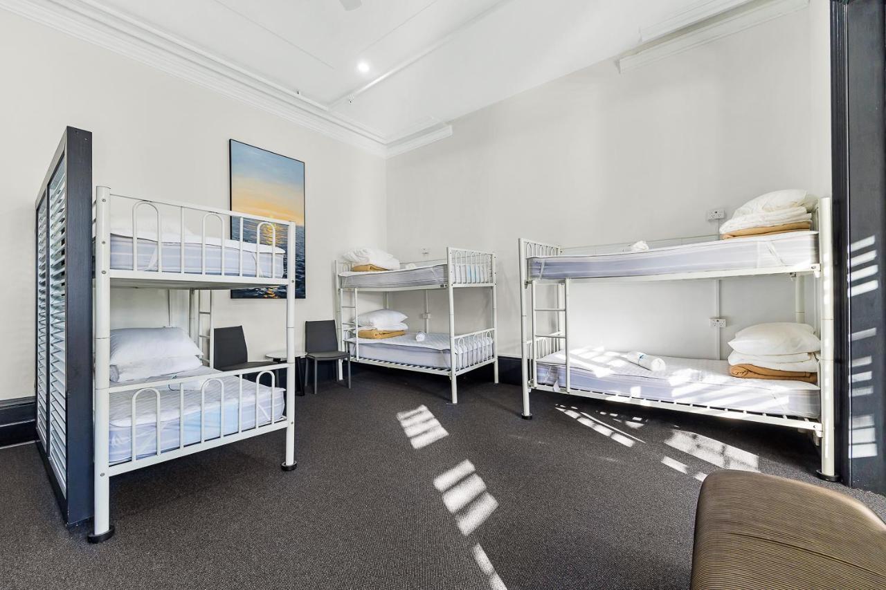 London Plane Backpackers Ostello *
