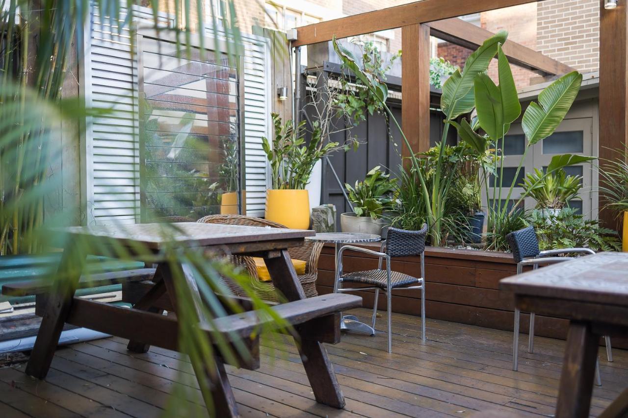 London Plane Backpackers Ostello *