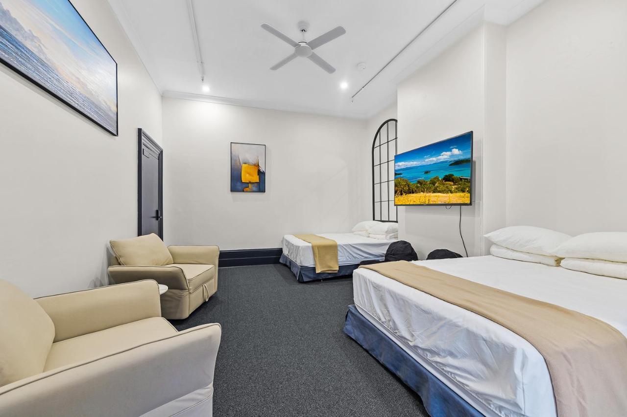 London Plane Backpackers Ostello *
