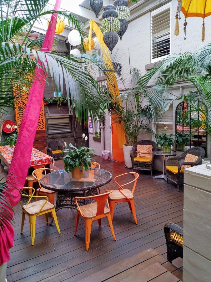 London Plane Backpackers Ostello *